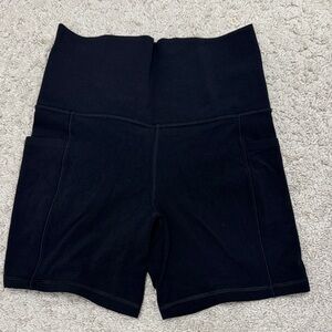 Athleta Salutation Stash 5” Short